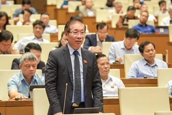Đại biểu Quốc hội Nguyễn Chiến (TP Hà Nội) phát biểu ý kiến tại phiên thảo luận chiều 1-4. Ảnh: Quochoi.vn