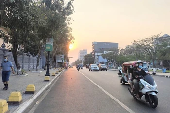 Người dân Phnom Penh tạm thời hạn chế ra đường vào buổi đêm để phòng, chống dịch bệnh. 