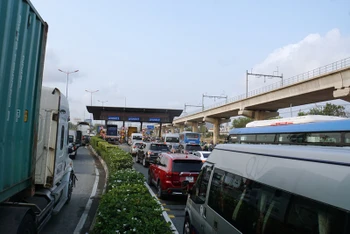 Phương tiện xếp hàng dài trước trạm thu phí BOT Xa lộ Hà Nội, sáng 1-4.