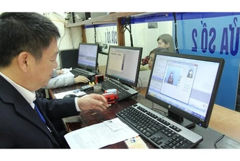 Công tác cải cách hành chính sẽ tiếp tục được Hà Nội đẩy mạnh. (Trong ảnh: Cán bộ Sở Giao thông-Vận tải Hà Nội giải quyết hồ sơ qua dịch vụ công trực tuyến).