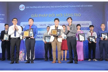 Ông Nguyễn Việt Dũng, Giám đốc Sở KH-CN TP Hồ Chí Minh (bìa trái ảnh) và ông Nguyễn Anh Thi, Trưởng Ban Quản lý Khu Công nghệ cao TP Hồ Chí Minh (bìa phải ảnh) trao giải thưởng I-Star 2020.