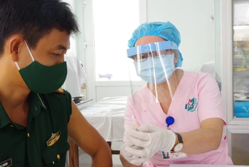 Chiến sĩ biên phòng Tây Ninh được tiêm vaccine Covid-19, sáng 1-4. (Ảnh: BVCC)