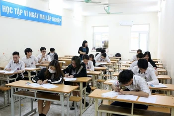 Học sinh Học viện Múa Việt Nam thi các môn văn hoá (Ảnh: HVMVN)