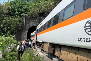 Nhiều hành khách có thể vẫn đang mắc kẹt bên trong đường hầm. (Ảnh: Cơ quan cứu hỏa Đài Loan (Trung Quốc))