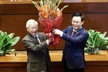 Chủ tịch Quốc hội Vương Đình Huệ tặng hoa, gửi lời cảm ơn trân trọng đến đồng chí Nguyễn Phú Trọng, Tổng Bí thư Ban Chấp hành T.Ư Đảng khóa XIII.