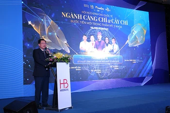 BSCKII Đỗ Tân Khoa – Giám đốc Bệnh viện Y học cổ truyền TP Hồ Chí Minh chia sẻ thông tin tại hội nghị.