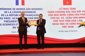 Đại sứ Cộng hòa Pháp tại Việt Nam Nicolas Warnery thay mặt Nhà nước Pháp trao Huân chương Bắc đẩu bội tinh cho GS Châu Văn Minh.