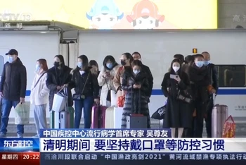 Khách du lịch tại Trung Quốc được khuyến cáo đeo khẩu trang mọi chỗ. (Nguồn: CCTV 13)