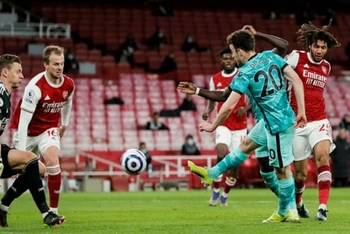 D. Jota (áo xanh) ấn định chiến thắng 3-0 cho Liverpool.