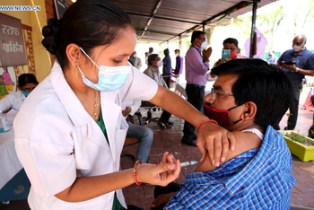 Tiêm vaccine ngừa Covid-19 tại làng Misrod, TP Bhopal, Ấn Độ, ngày 1-4. (Ảnh: Tân Hoa xã)