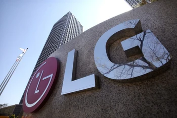 Logo của LG Electronics bên ngoài tòa nhà văn phòng của công ty ở Seoul, Hàn Quốc ngày 5-4. Ảnh: AP.