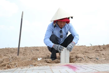 Cán bộ Văn phòng Đăng ký đất đai tỉnh Đồng Nai thực hiện cắm mốc đất tại khu tái định cư Lộc An - Bình Sơn.