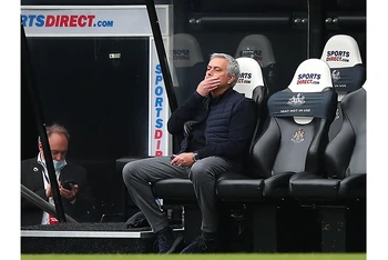 HLV Jose Mourinho thẫn thờ sau khi Tottenham lại đánh rơi chiến thắng. (Ảnh: Getty Images)
