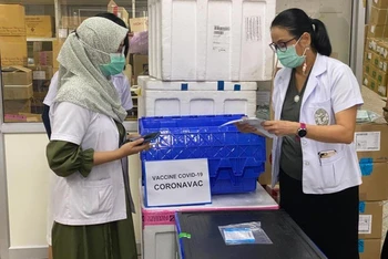 Nhân viên y tế Phuket tiếp nhận lô vaccine Covid-19 đầu tiên. (Ảnh: Phuketnews)