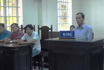 Tuyên phạt bị cáo Nguyễn Văn Học sáu năm tù giam về tội "Tổ chức cho người khác nhập cảnh trái phép".