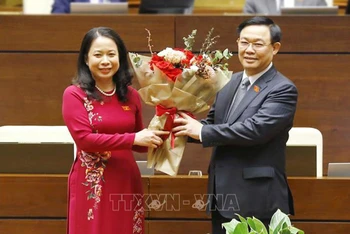 Chủ tịch QH Vương Đình Huệ trao hoa tặng Phó Chủ tịch nước Võ Thị Ánh Xuân. (Ảnh: TTXVN) 