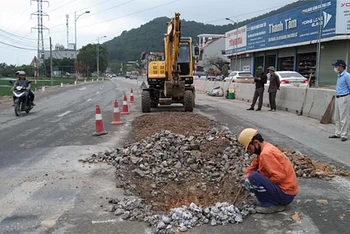 Đơn vị thi công sửa chữa hư hỏng mặt đường trên quốc lộ 1, đoạn qua địa phận tỉnh Thanh Hóa. (Ảnh: Tổng cục Đường bộ Việt Nam)