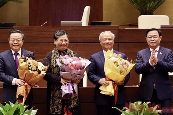 Chủ tịch Quốc hội Vương Đình Huệ tặng hoa các đồng chí: Phùng Quốc Hiển, Tòng Thị Phóng, Uông Chu Lưu. Ảnh: TRẦN HẢI