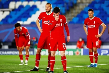 Các cầu thủ Liverpool cúi đầu trong thất bại 1-3 trước Real. (Ảnh: Getty Images)