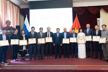 Đại sứ Ngô Đức Mạnh trao giấy khen tặng 25 cá nhân có nhiều đóng góp cho hoạt động của cộng đồng người Việt Nam tại LB Nga giai đoạn 2018-2021. (Ảnh: Thanh Thể)