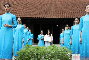 Nhà thiết kế Minh Hạnh nhận bằng khen từ Hội Liên hiệp Phụ nữ Việt Nam, cùng những tà áo dài mang màu xanh và cánh chim hòa bình độc quyền.