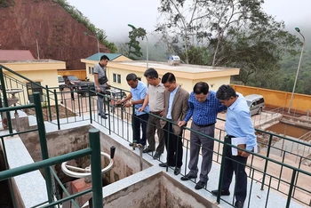 Lãnh đạo UBND huyện Nậm Pồ cùng đại diện Ban Quản lý dự án, CTCP cấp nước Điện Biên kiểm tra hệ thống bể lọc nhà máy nước Nậm Pồ.