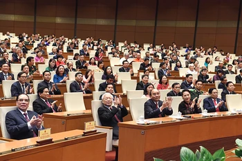 Các đồng chí lãnh đạo, nguyên lãnh đạo Đảng, Nhà nước, MTTQ Việt Nam và các vị đại biểu Quốc hội tại phiên bế mạc. Ảnh: TRẦN HẢI