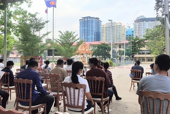 Nhiều người dân thủ đô Phnom Penh đi xét nghiệm sau khi xảy ra lây nhiễm Covid-19 trong cộng đồng.