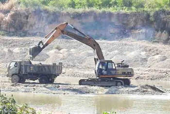 Một mỏ khai thác cát, đoạn phía dưới đèo Cậu thuộc địa phận huyện Ninh Sơn, để cung ứng nguồn vật liệu cho thi công Dự án đường cao tốc bắc - nam đoạn qua tỉnh Ninh Thuận.
