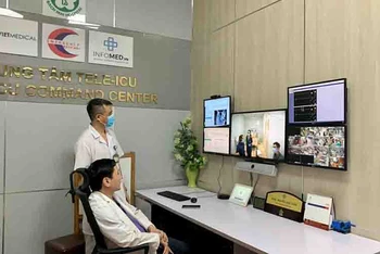 TS, BS Đỗ Ngọc Sơn ngồi tại Trung tâm chỉ huy trực tiếp đọc các chỉ số sinh hiệu, dữ liệu chẩn đoán hình ảnh trên hệ thống Tele-ICU và đưa ra tư vấn hướng điều trị cho bệnh nhân.