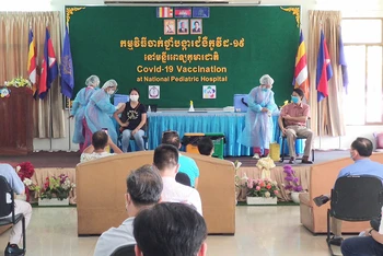 Đoàn Đại sứ quán Việt Nam tiêm vaccine phòng Covid-19 tại Phnom Penh.