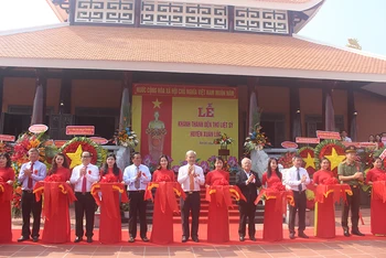 Các đồng chí lãnh đạo tỉnh Đồng Nai thực hiện cắt băng khánh thành công trình.