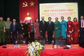 Đồng chí Nguyễn Xuân Thắng, Ủy viên Bộ Chính trị chụp ảnh lưu niệm cùng lãnh đạo tỉnh Hà Nam và đại diện gia đình đồng chí Nguyễn Hữu Tiến tại Hội thảo khoa học.