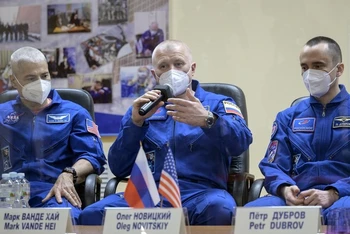 Từ trái sang: phi hành gia NASA Mark Vande Hei và hai nhà du hành vũ trụ Nga Oleg Novitskiy và Pyotr Dubrov trong cuộc họp báo ngày 8-4 ở Kazakhstan. Ảnh: AP.