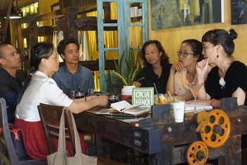 Nhà thơ Nguyễn Hoàng Điệp cùng các khách mời bình thơ tại điểm thơ Hội An.