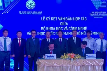 Bộ Khoa hoc và Công nghệ ký kết hợp tác với Đại học Quốc gia TP Hồ Chí Minh đào tạo nguồn nhân lực.