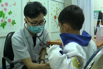 Bác sĩ khám sàng lọc tim cho trẻ em tỉnh Điện Biên.