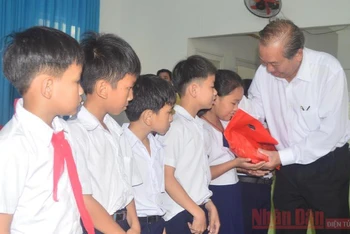 Phó Thủ tướng Trương Hòa Bình tặng quà cho các cháu ở Trung tâm nuôi dạy trẻ khuyết tật Võ Hồng Sơn.