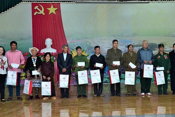 Đồng chí Trương Thị Mai, Trưởng Ban Tổ chức Trung ương tặng quà người có công với cách mạng và người dân tộc thiểu số có hoàn cảnh khó khăn của xã Xuân Quang.