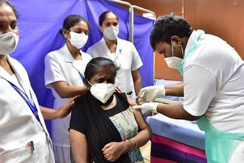 Một điểm tiêm vaccine ngừa Covid-19 tại Bangalore, Ấn Độ, ngày 1-4-2021. (Ảnh: THX/TTXVN)