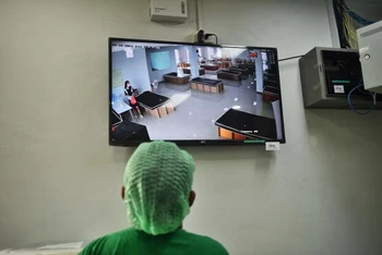 Một y tá theo dõi các các bệnh nhân Covid-19 tại một bệnh viện dã chiến ở Bangkok. (Ảnh: Bưu điện Bangkok)