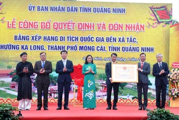 Lãnh đạo Bộ Văn hóa-Thể Thao và Du lịch trao công nhận di tích quốc gia Đền Xã Tắc cho thành phố Móng Cái.