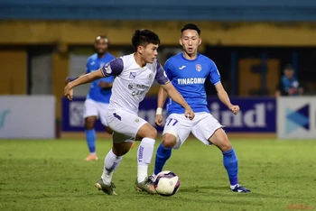 Hà Nội FC thắng đậm Than Quảng Ninh 4-0 ngay trên sân Hàng Đẫy. 
