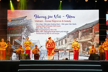 Chương trình biểu diễn nghệ thuật trong đêm khai mạc “Những ngày văn hóa Hàn Quốc tại Quảng Nam, Hội An 2021”.