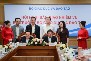 Nguyên Bộ trưởng Phùng Xuân Nhạ và Bộ trưởng Nguyễn Kim Sơn ký biên bản chuyển giao nhiệm vụ Bộ trưởng GD-ĐT