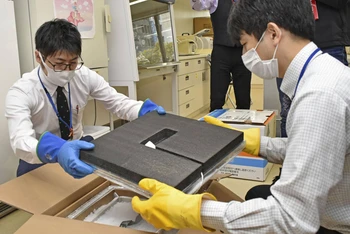 Kiểm tra các hộp chứa vaccine ngừa Covid-19 tại một địa điểm tiêm chủng ở Nagoya. Ảnh: Kyodo