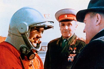 Yuri Gagarin và nhà khoa học, kỹ sư, nhà thiết kế tên lửa hàng đầu của Liên Xô, Sergei Korolev, trước khi khởi hành. (Ảnh Bộ Quốc phòng Nga)