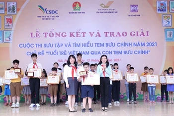 Ban Tổ chức trao giải đặc biệt của cuộc thi tặng thí sinh Lê Hoàng.