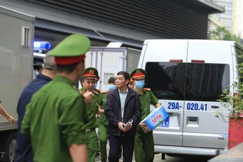 Các bị cáo được dẫn giải vào khu vực xét xử tại Tòa án nhân dân TP Hà Nội. 