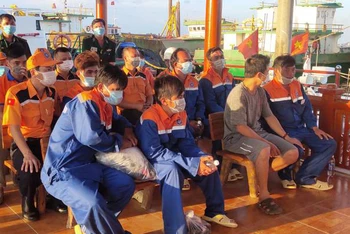 Sáu thuyền viên được đưa về bờ an toàn. 